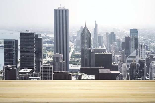 Mesa de madera en blanco con un hermoso horizonte de Chicago durante el día en una maqueta de fondo