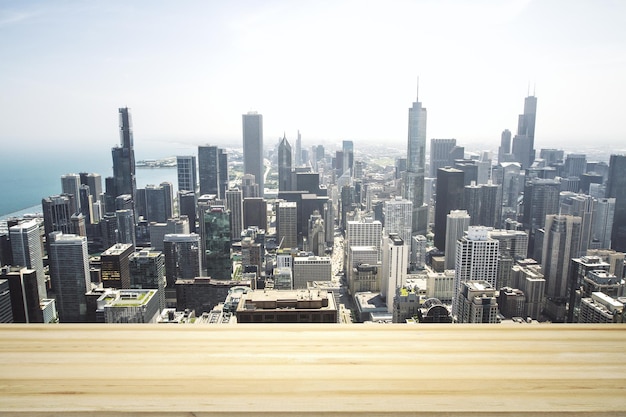 Mesa de madera en blanco con un hermoso horizonte de Chicago durante el día en una maqueta de fondo