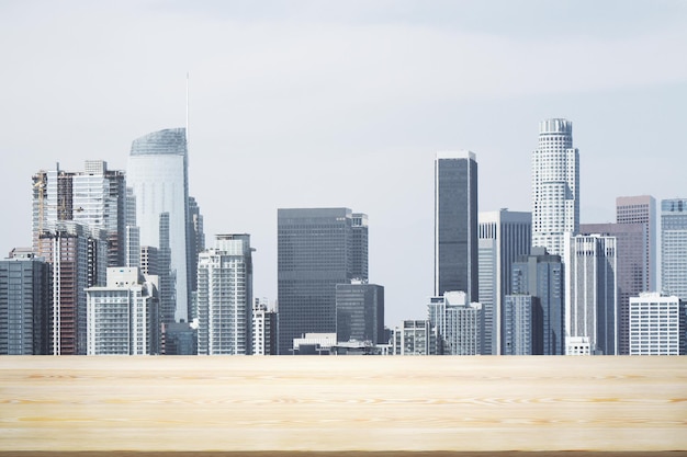 Mesa de madera en blanco con el hermoso horizonte de Los Ángeles durante el día en la maqueta de fondo