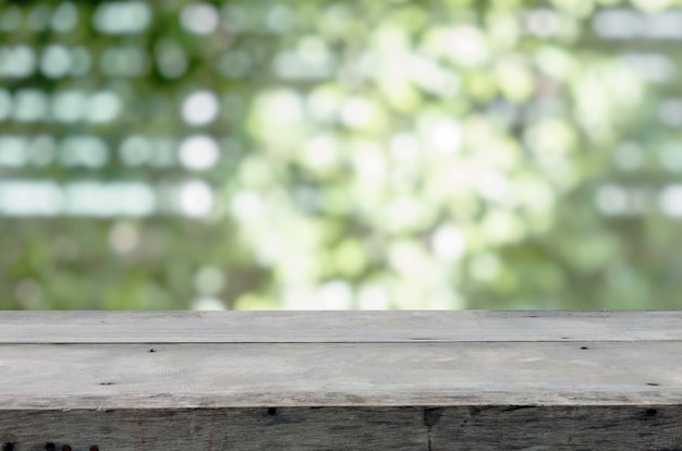 mesa de madera y borroso jardín de fondo