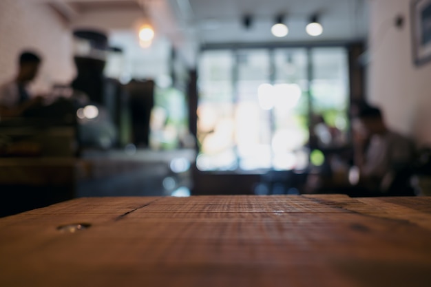 Foto mesa de madera con café borroso