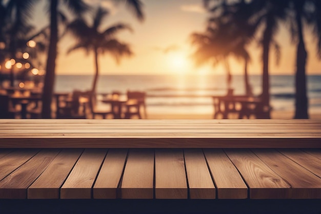 Mesa de madera en los cafés de la playa borrosa