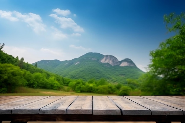 Una mesa de madera con un cielo azul y montañas al fondo.