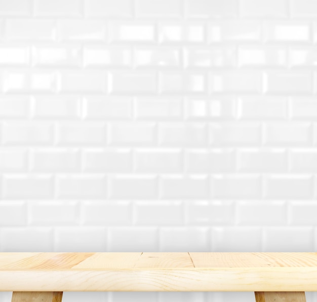 Mesa de madera clara vacía y pared de ladrillo blanco de la baldosa cerámica en el fondo, plantilla de la maqueta para la exhibición de su producto