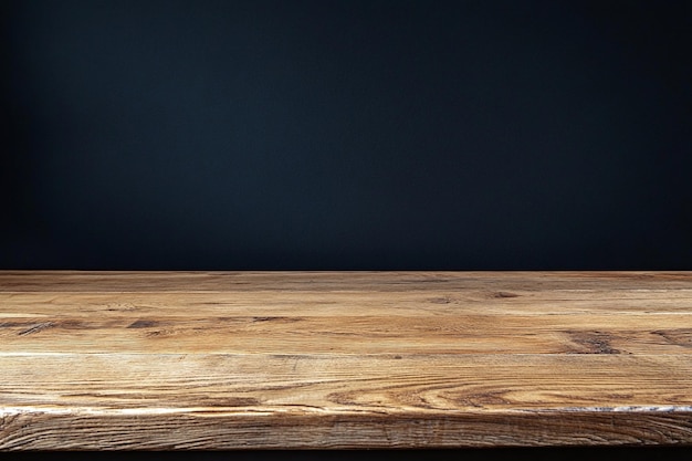Mesa de madera contra un fondo oscuro
