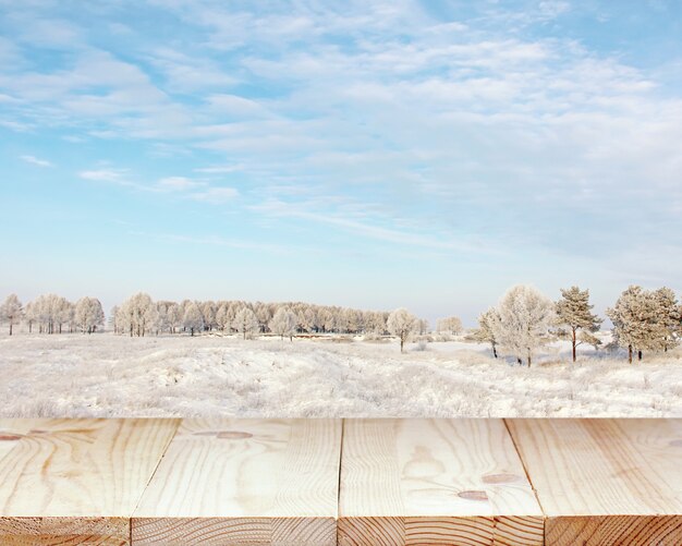 Foto mesa de madera contra el fondo de un paisaje de invierno.