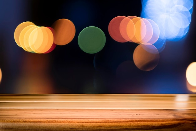 Mesa de madera contra luces iluminadas