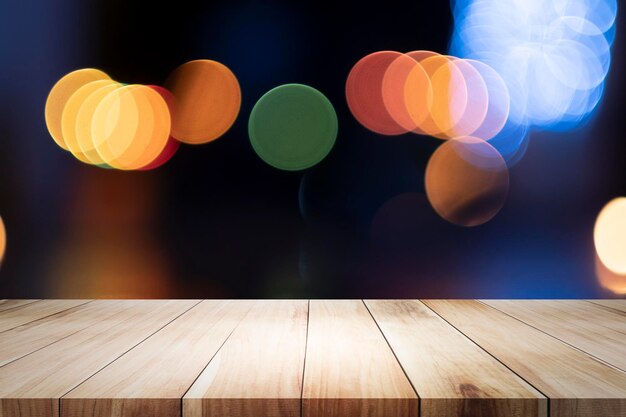 Mesa de madera contra luces iluminadas