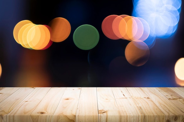 Mesa de madera contra luces iluminadas