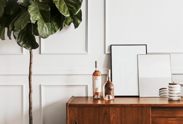 Mesa de madera contra una pared blanca