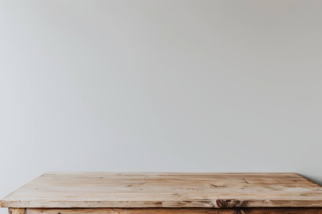 Mesa de madera contra una pared ligera minimalista perfecta para exhibir productos y crear un ambiente acogedor Ideal para el diseño de interiores y temas de decoración del hogar