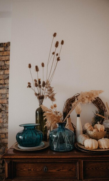 una mesa de madera coronada con jarrones llenos de flores