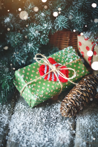 Mesa de madera decorada con regalos navideños