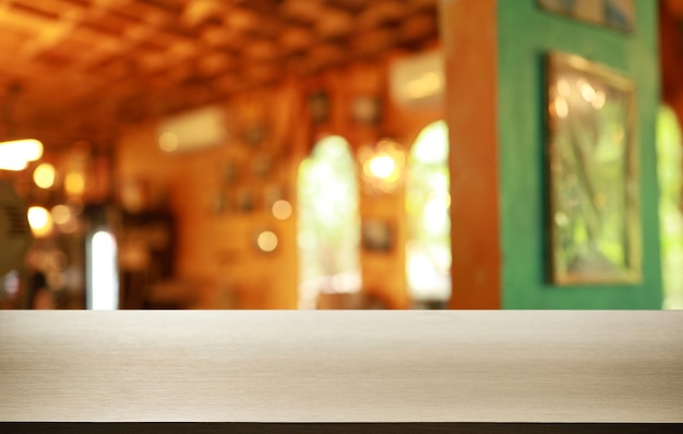 Mesa de madera delante de un fondo borroso abstracto Espacio de mesa de madera vacío para promoción de marketing de texto espacio de copia de mesa de madera en blanco para el fondo