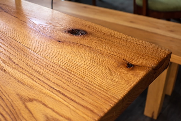 Mesa de madera en el desenfoque del bar cafetería cafetería