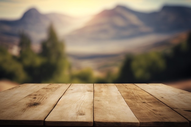 Mesa de madera y desenfoque de belleza, cielo al atardecer y montañas como fondo