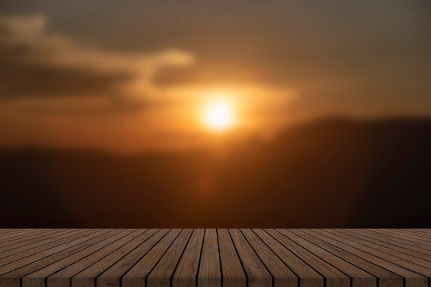 Mesa de madera y desenfoque de belleza puesta de sol cielo y montañas como fondo