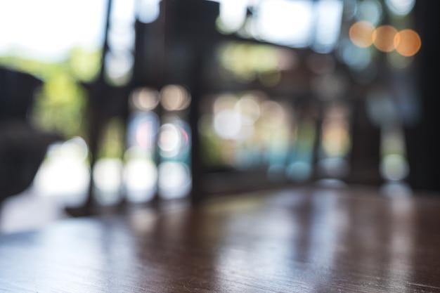 mesa de madera con desenfoque de fondo bokeh