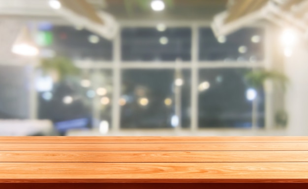 Mesa de madera en desenfoque de fondo del restaurante moderno