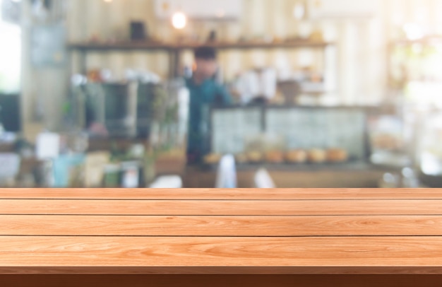 Mesa de madera en desenfoque de fondo del restaurante moderno