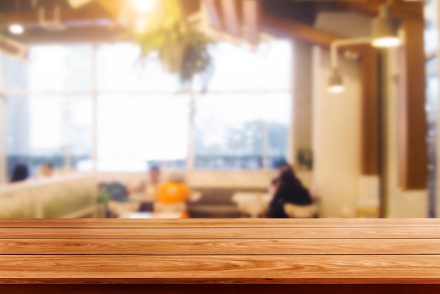 Mesa de madera en desenfoque de fondo del restaurante moderno