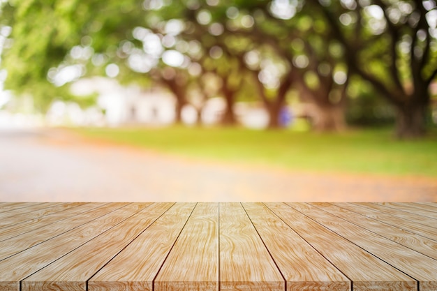 Foto mesa de madera en desenfoque verde del jardín en el fondo de la mañana