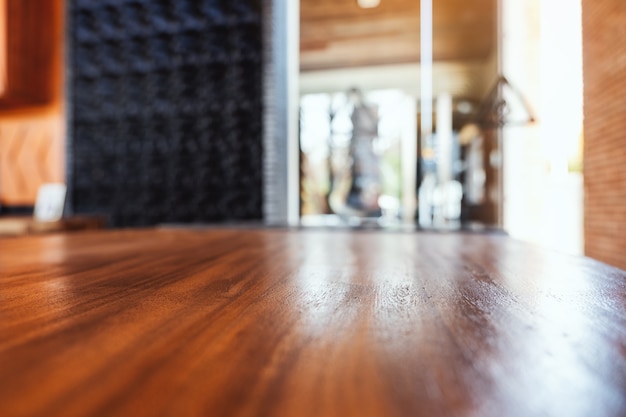 Mesa de madera en el edificio.