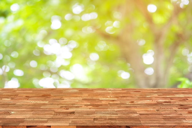 La mesa de madera de Emtry en la parte superior sobre el fondo natural de desenfoque, puede usarse simulacro.