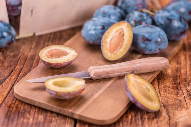 Mesa de madera con enfoque selectivo de ciruelas