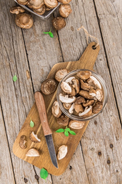 Foto mesa de madera con enfoque selectivo de hongos shiitake