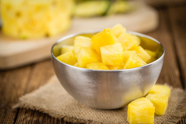 Mesa de madera con enfoque selectivo de piña en rodajas