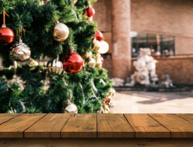 Foto mesa de madera con espacio libre en árbol de navidad