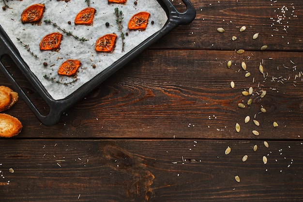 Mesa de madera con espacio libre de bandeja de calabaza al horno