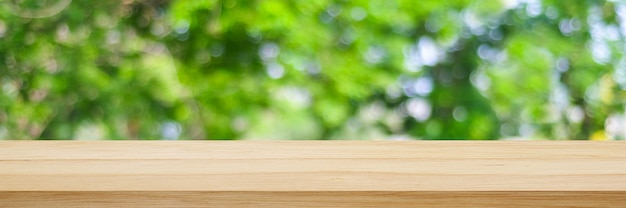 Mesa de madera para exhibición de productos alimenticios sobre desenfoque de fondo verde jardín