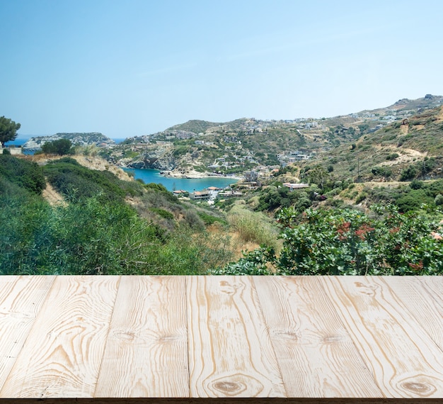 Mesa de madera exterior con vista a la montaña en un hermoso día de verano.