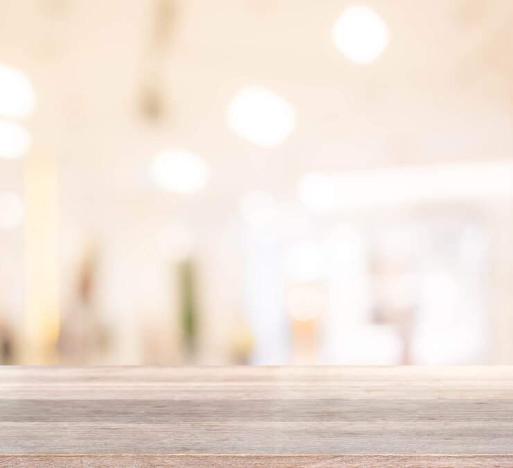 Foto mesa de madera en la falta de definición con el fondo del centro comercial bokeh - se puede utilizar para mostrar o montar sus productos