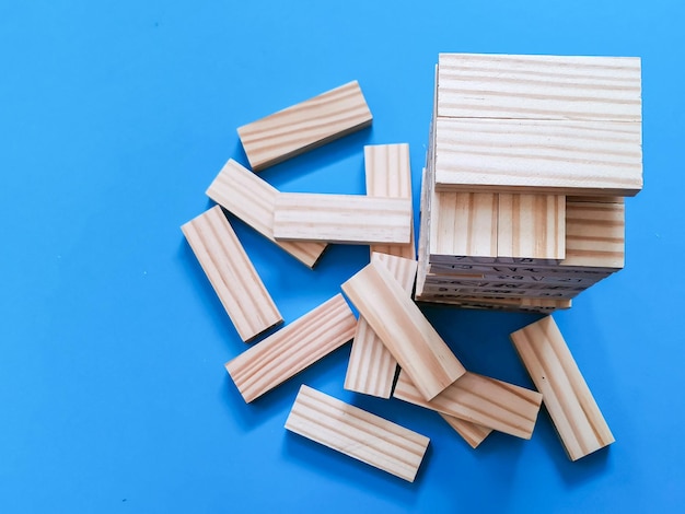 Mesa de madera fondo azul