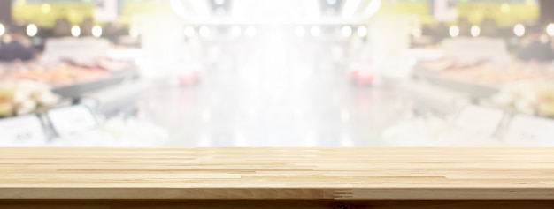 Mesa de madera en el fondo del banner de supermercado para mostrar o montar sus productos