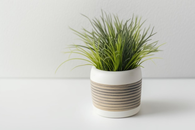 En una mesa de madera con un fondo blanco hay césped artificial en una maceta la idea de un hogar