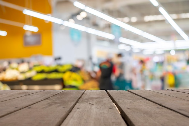 Mesa de madera con fondo borroso de supermercado