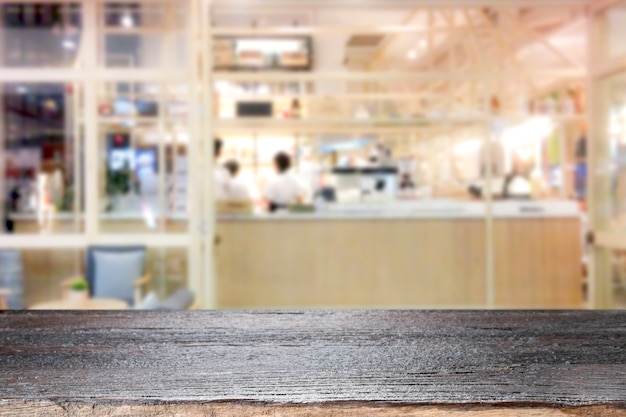 Mesa de madera en el fondo de la cafetería.