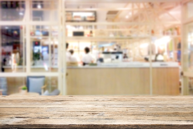 Mesa de madera en el fondo de la cafetería.