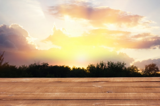 Mesa de madera en el fondo del cielo del atardecer.