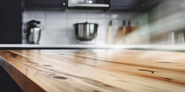 mesa de madera y fondo de cocina blanca