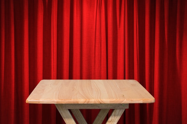 Foto mesa de madera con fondo de cortina roja