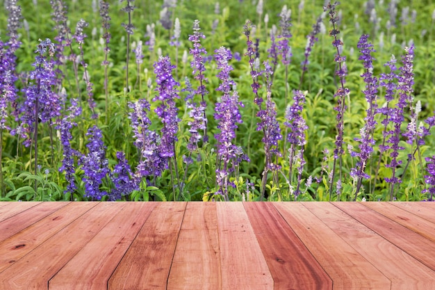 Mesa de madera y fondo de flor morada