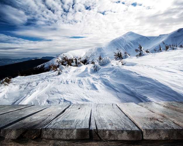 Mesa de madera y fondo de invierno