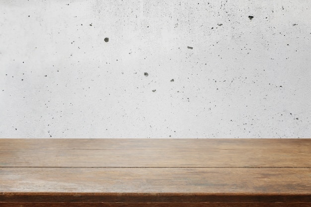 Mesa de madera y fondo de muro de hormigón