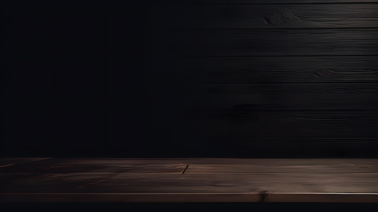 Una mesa de madera con un fondo negro y una mesa de madera con una luz sobre ella