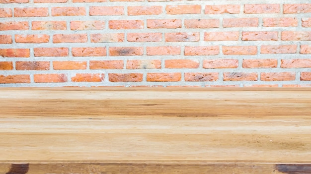 Mesa de madera con fondo de pared de ladrillo